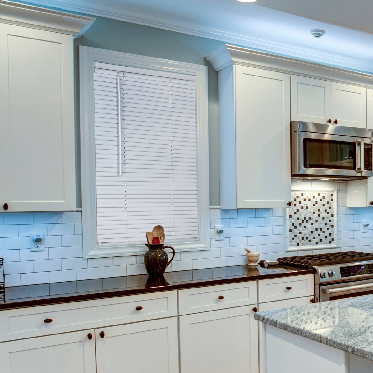 White Vinyl Blind Y3562